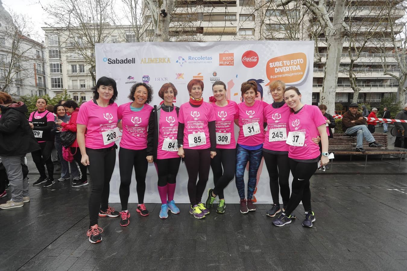 Más de 800 participantes se dieron cita en la Plaza Zorrilla para tomar parte de una marea rosa que tiñó de color las calles del centro de la ciudad