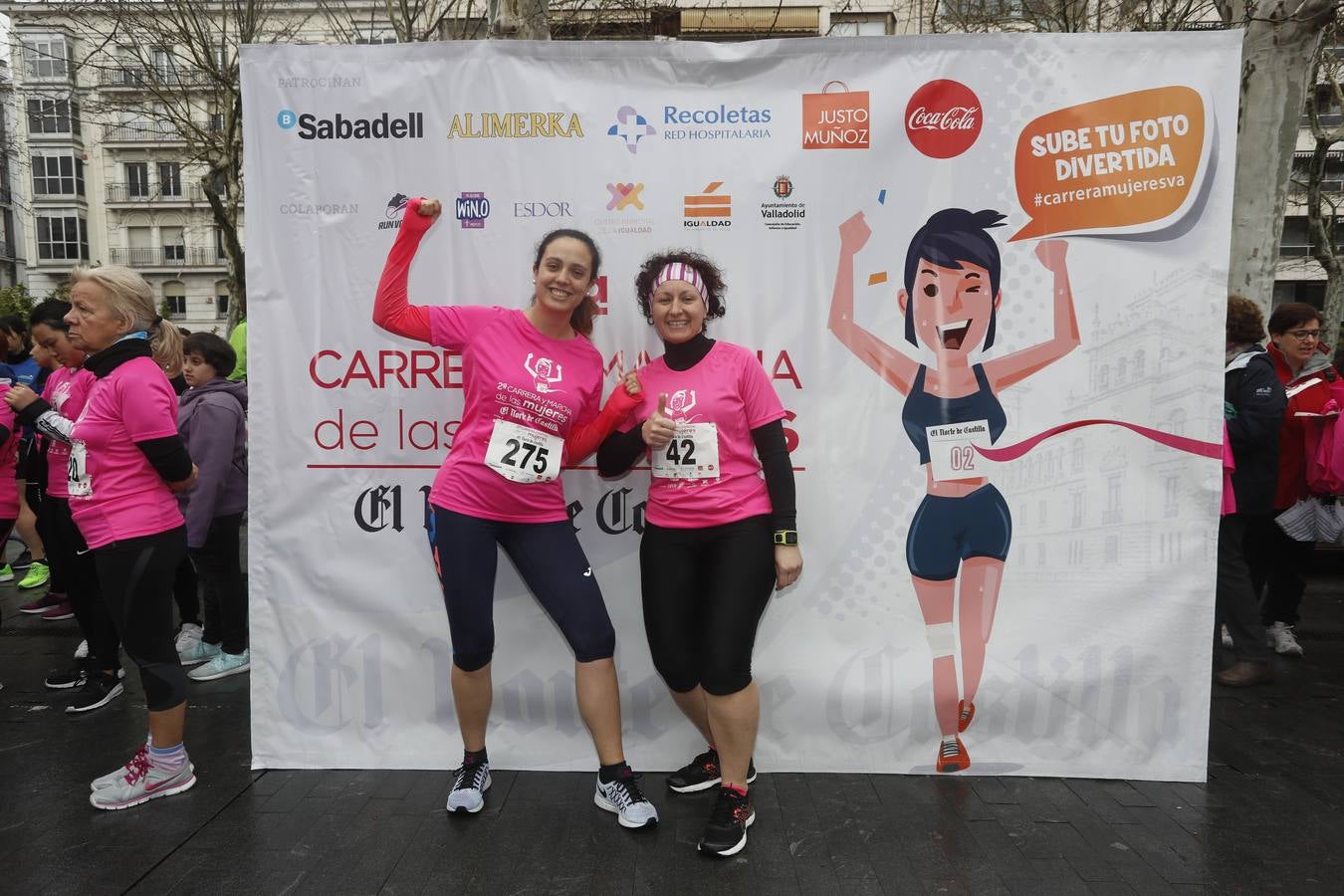 Más de 800 participantes se dieron cita en la Plaza Zorrilla para tomar parte de una marea rosa que tiñó de color las calles del centro de la ciudad