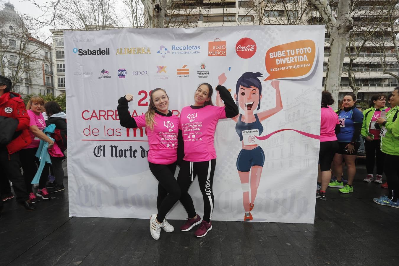 Más de 800 participantes se dieron cita en la Plaza Zorrilla para tomar parte de una marea rosa que tiñó de color las calles del centro de la ciudad