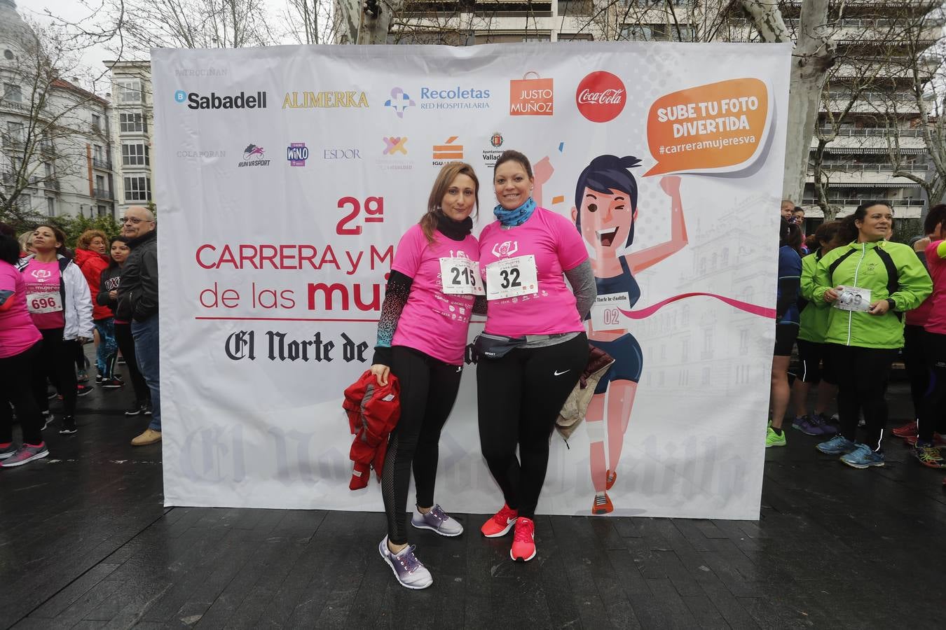 Más de 800 participantes se dieron cita en la Plaza Zorrilla para tomar parte de una marea rosa que tiñó de color las calles del centro de la ciudad