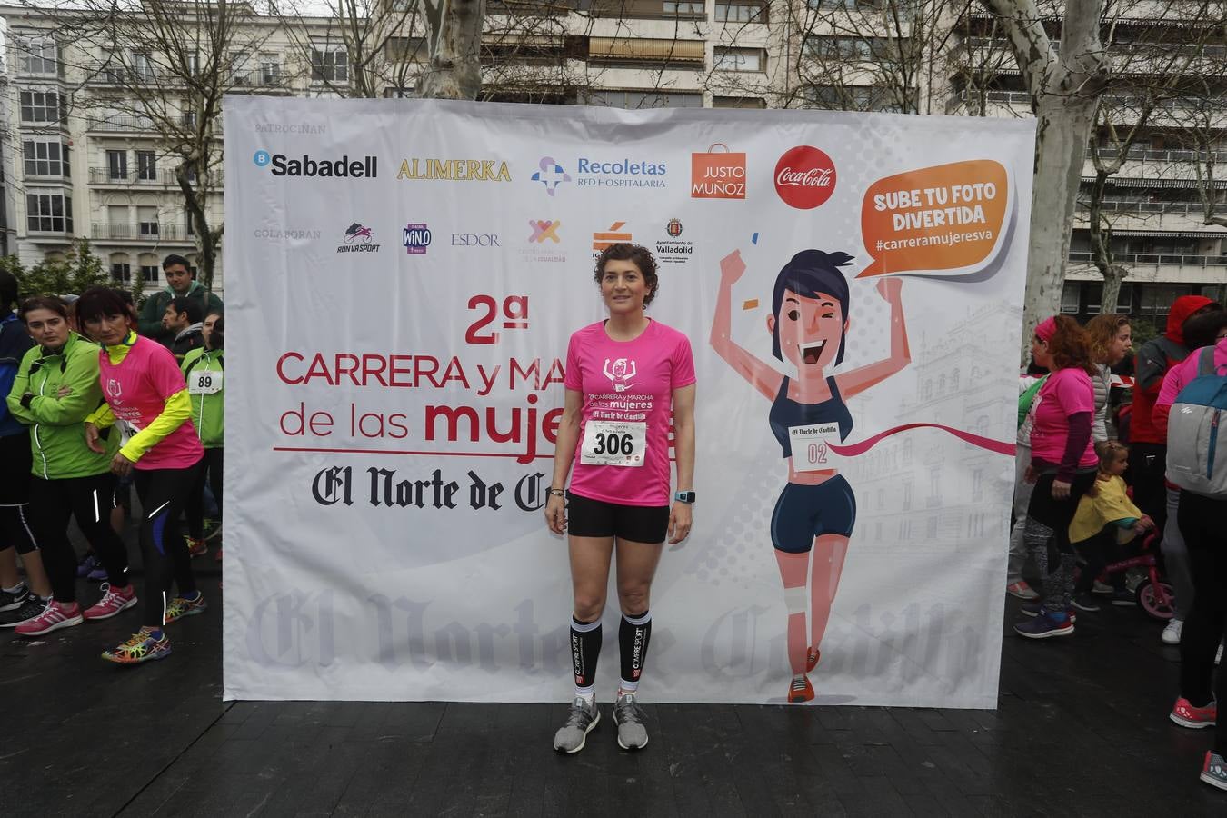 Más de 800 participantes se dieron cita en la Plaza Zorrilla para tomar parte de una marea rosa que tiñó de color las calles del centro de la ciudad