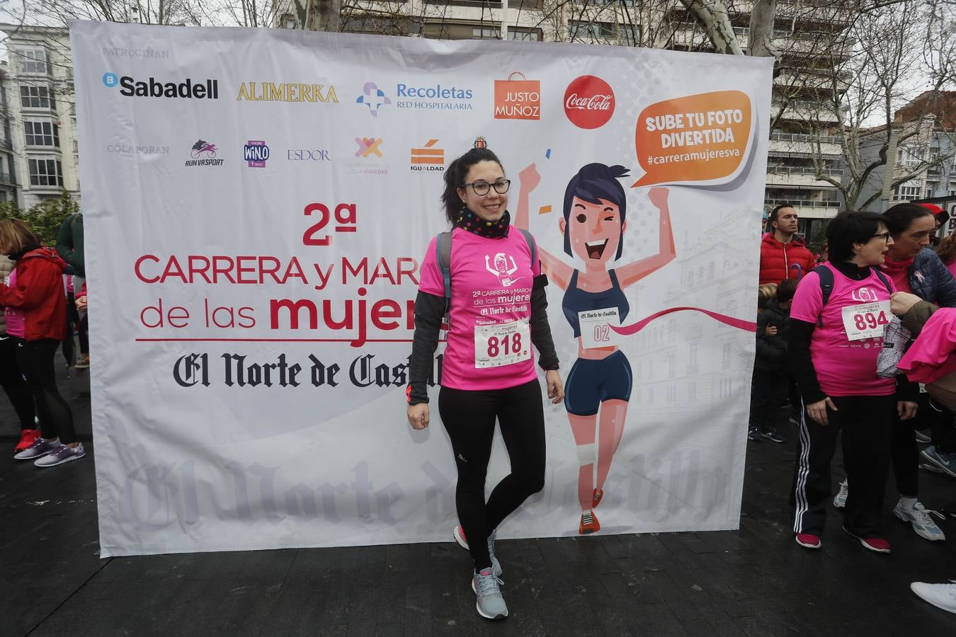 Más de 800 participantes se dieron cita en la Plaza Zorrilla para tomar parte de una marea rosa que tiñó de color las calles del centro de la ciudad