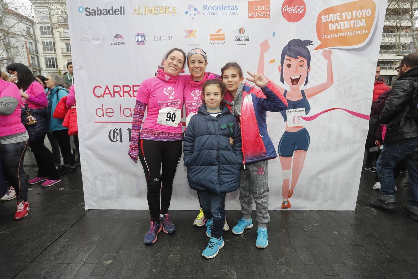 Más de 800 participantes se dieron cita en la Plaza Zorrilla para tomar parte de una marea rosa que tiñó de color las calles del centro de la ciudad