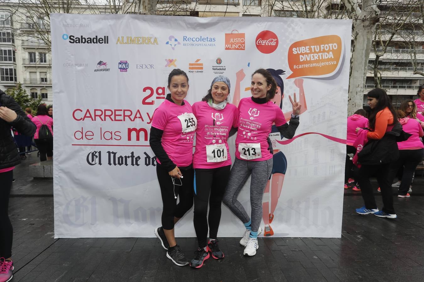 Más de 800 participantes se dieron cita en la Plaza Zorrilla para tomar parte de una marea rosa que tiñó de color las calles del centro de la ciudad