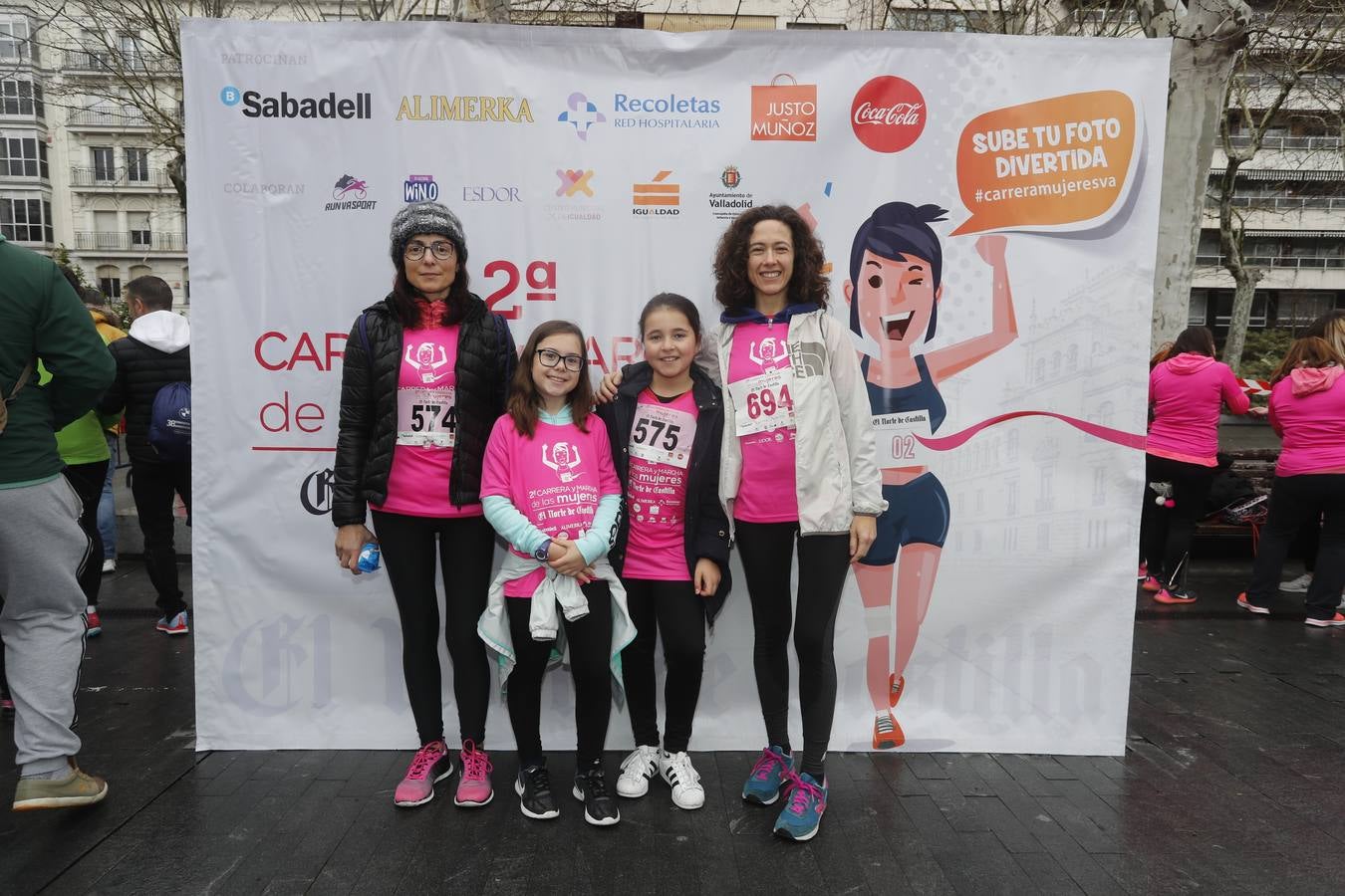 Más de 800 participantes se dieron cita en la Plaza Zorrilla para tomar parte de una marea rosa que tiñó de color las calles del centro de la ciudad