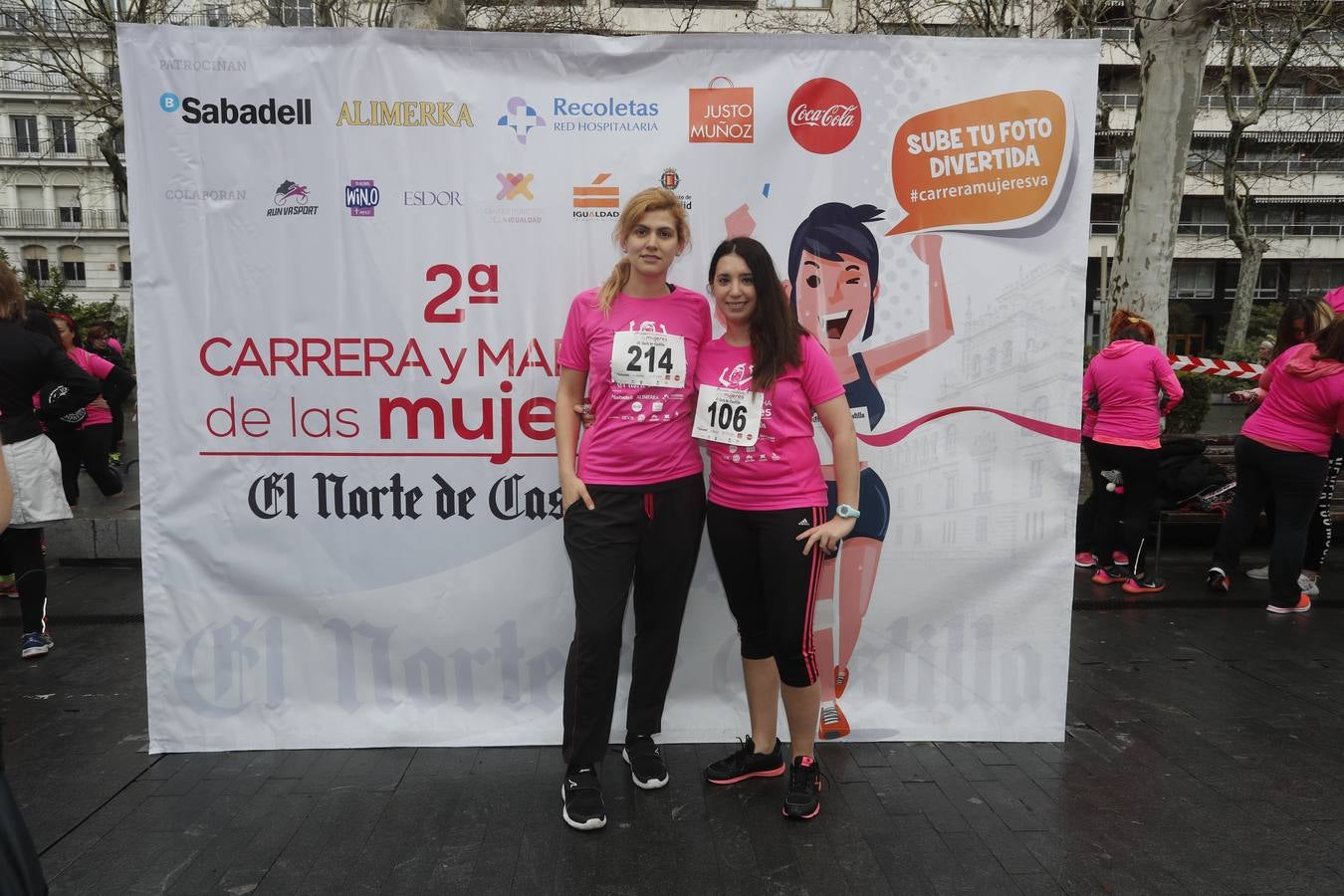 Más de 800 participantes se dieron cita en la Plaza Zorrilla para tomar parte de una marea rosa que tiñó de color las calles del centro de la ciudad