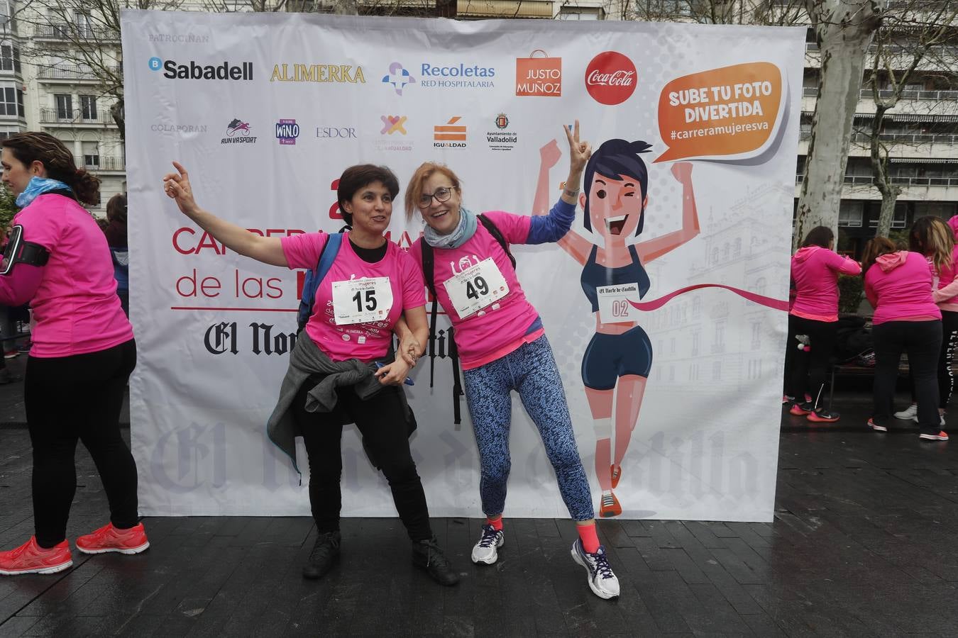 Más de 800 participantes se dieron cita en la Plaza Zorrilla para tomar parte de una marea rosa que tiñó de color las calles del centro de la ciudad