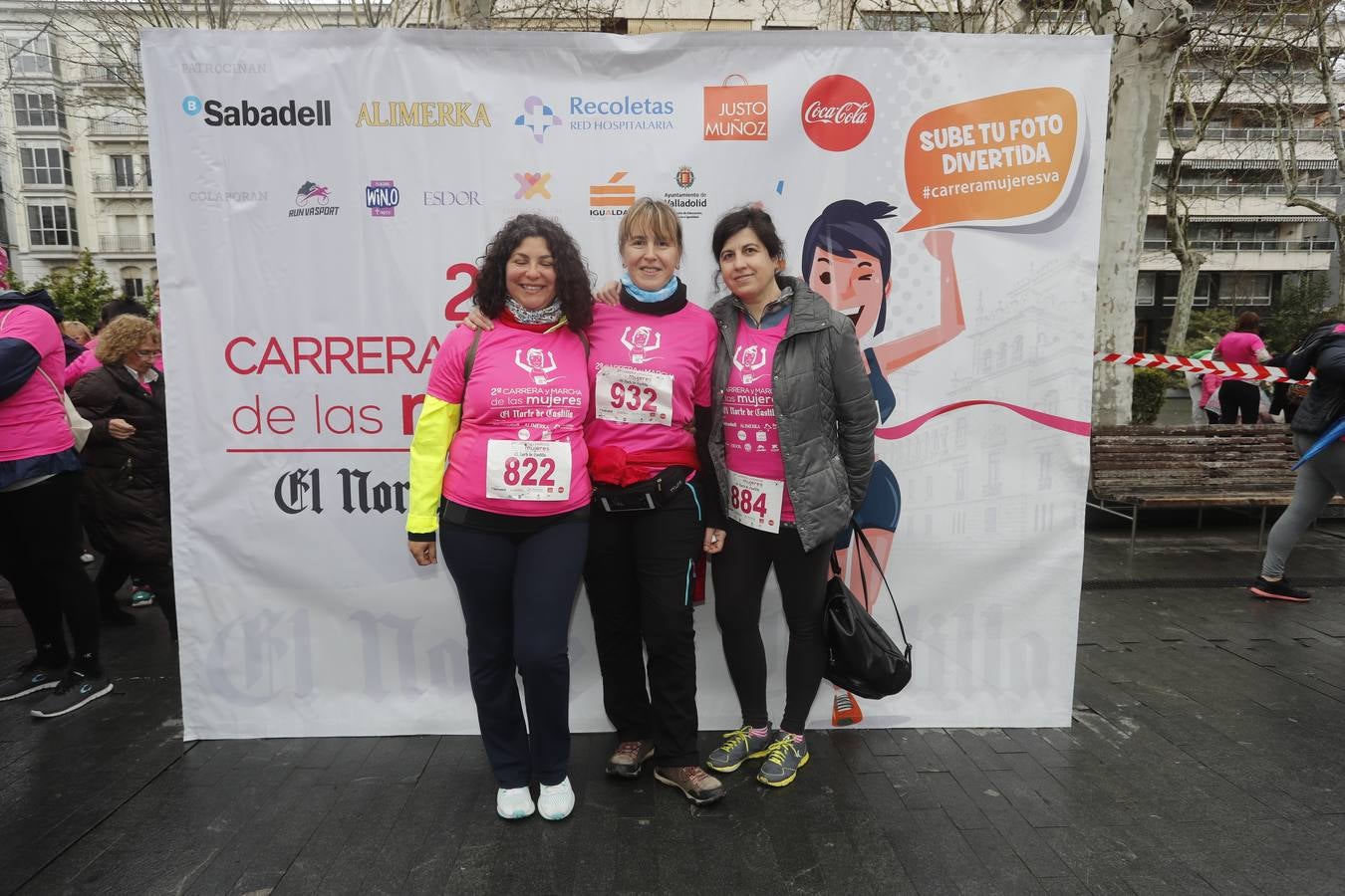 Más de 800 participantes se dieron cita en la Plaza Zorrilla para tomar parte de una marea rosa que tiñó de color las calles del centro de la ciudad