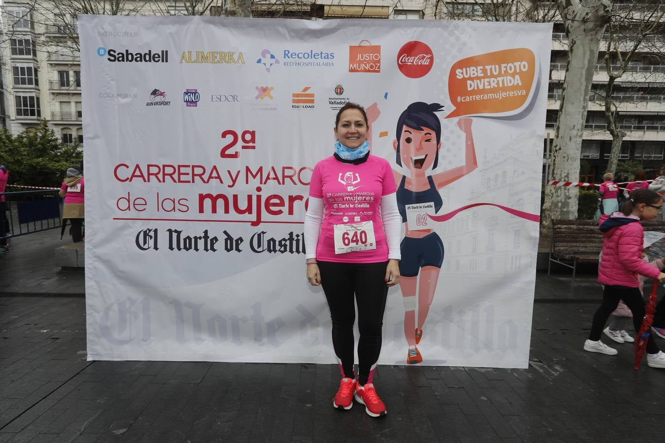 Más de 800 participantes se dieron cita en la Plaza Zorrilla para tomar parte de una marea rosa que tiñó de color las calles del centro de la ciudad