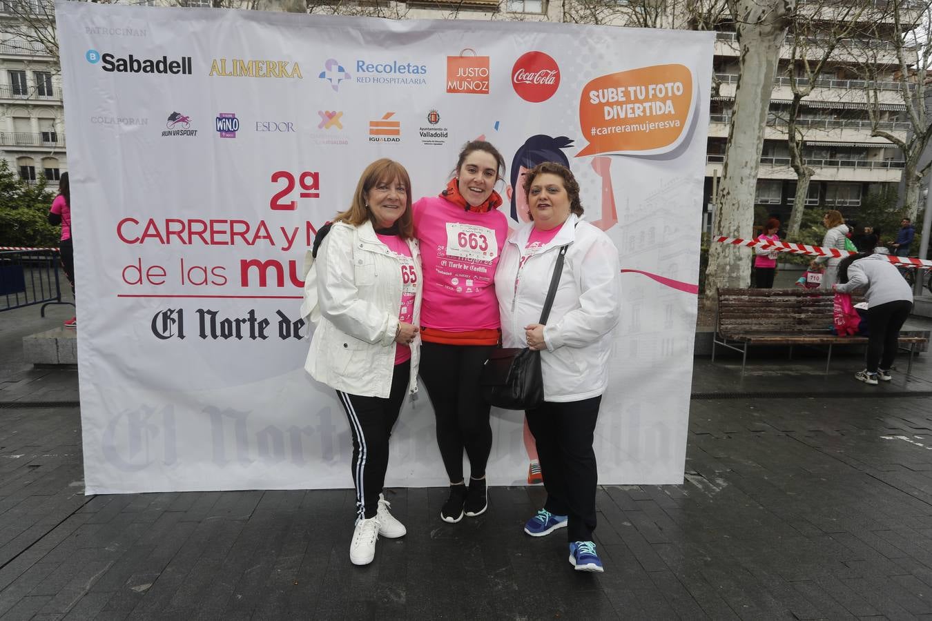 Más de 800 participantes se dieron cita en la Plaza Zorrilla para tomar parte de una marea rosa que tiñó de color las calles del centro de la ciudad