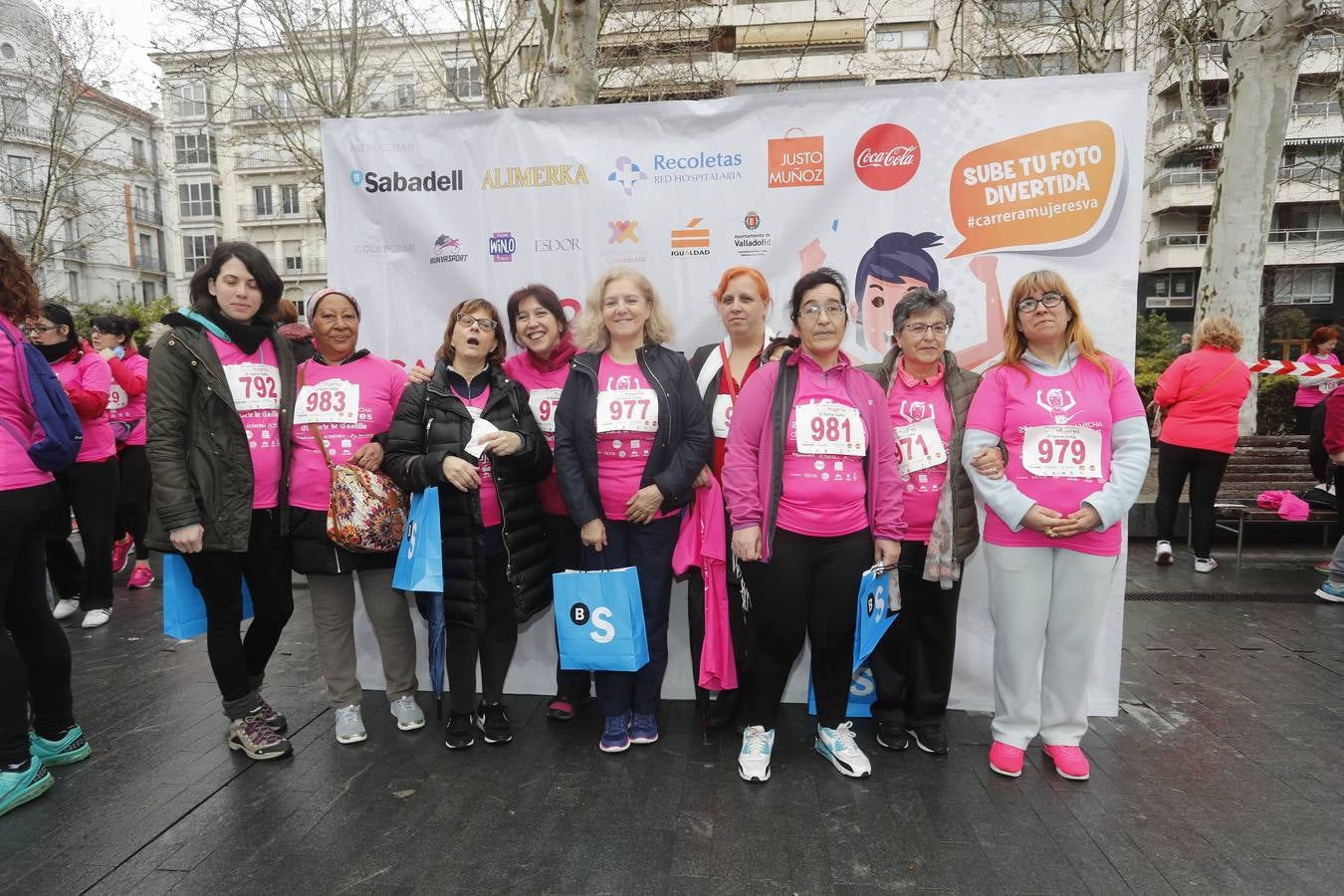 Más de 800 participantes se dieron cita en la Plaza Zorrilla para tomar parte de una marea rosa que tiñó de color las calles del centro de la ciudad