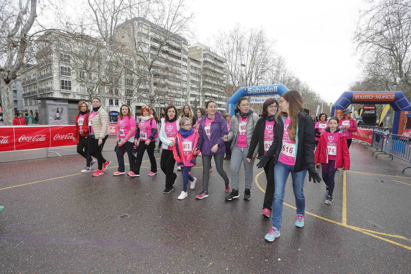 Más de 800 participantes se dieron cita en la Plaza Zorrilla para tomar parte de una marea rosa que tiñó de color las calles del centro de la ciudad