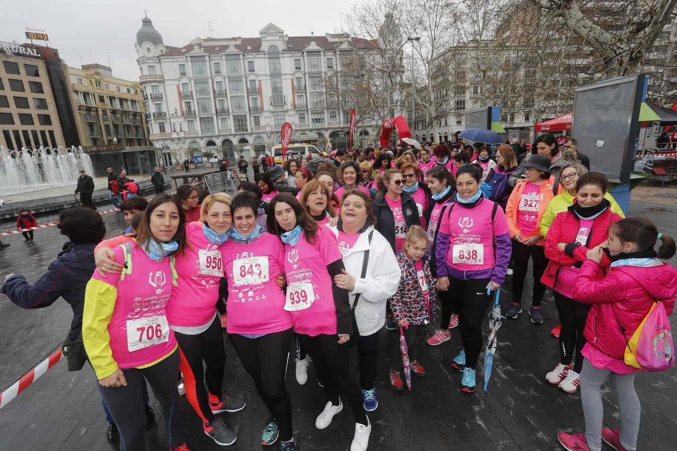 Más de 800 participantes se dieron cita en la Plaza Zorrilla para tomar parte de una marea rosa que tiñó de color las calles del centro de la ciudad