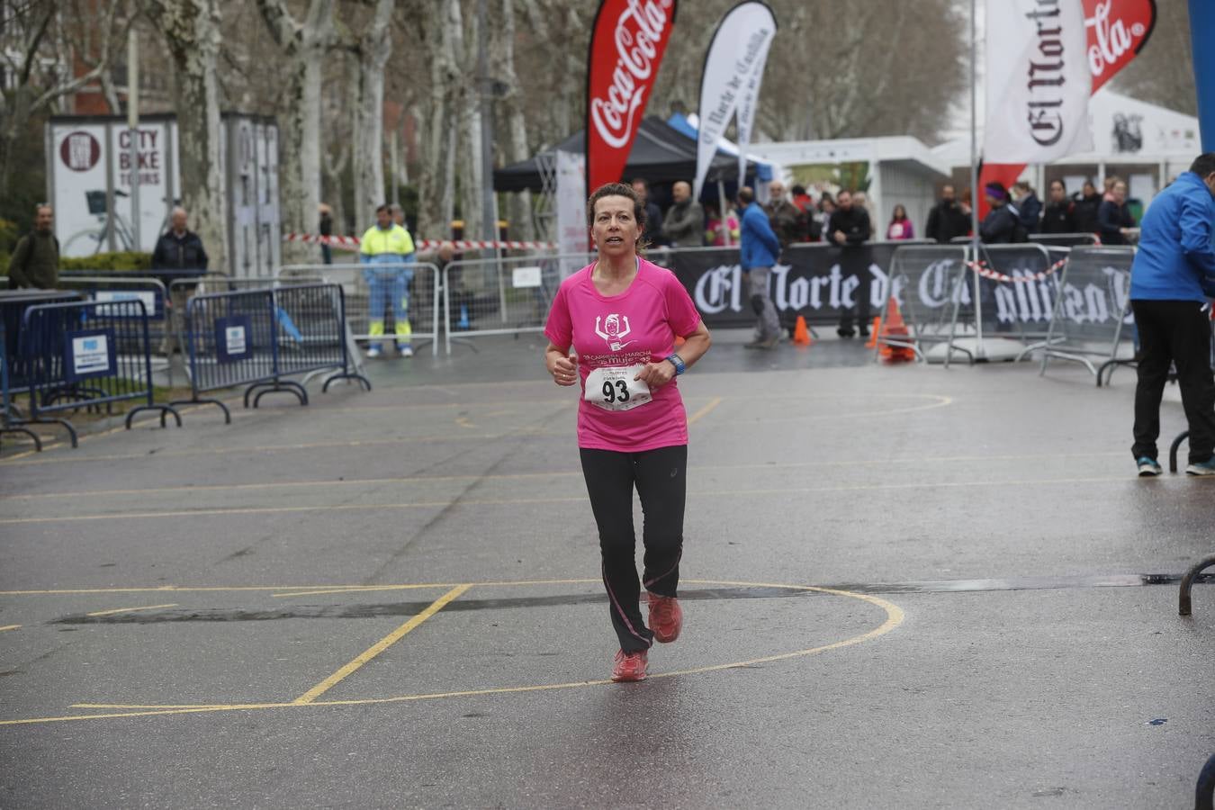 Más de 800 participantes se dieron cita en la Plaza Zorrilla para tomar parte de una marea rosa que tiñó de color las calles del centro de la ciudad