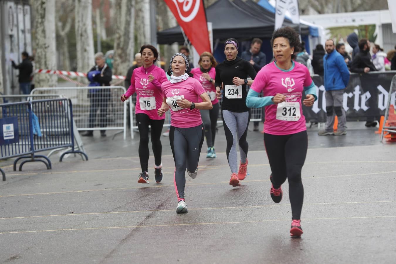 Más de 800 participantes se dieron cita en la Plaza Zorrilla para tomar parte de una marea rosa que tiñó de color las calles del centro de la ciudad