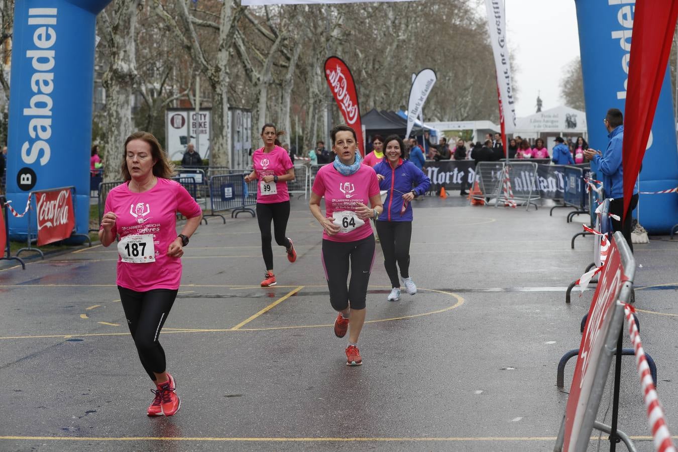 Más de 800 participantes se dieron cita en la Plaza Zorrilla para tomar parte de una marea rosa que tiñó de color las calles del centro de la ciudad