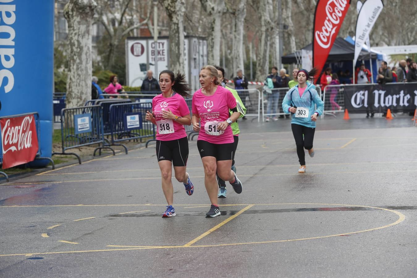 Más de 800 participantes se dieron cita en la Plaza Zorrilla para tomar parte de una marea rosa que tiñó de color las calles del centro de la ciudad