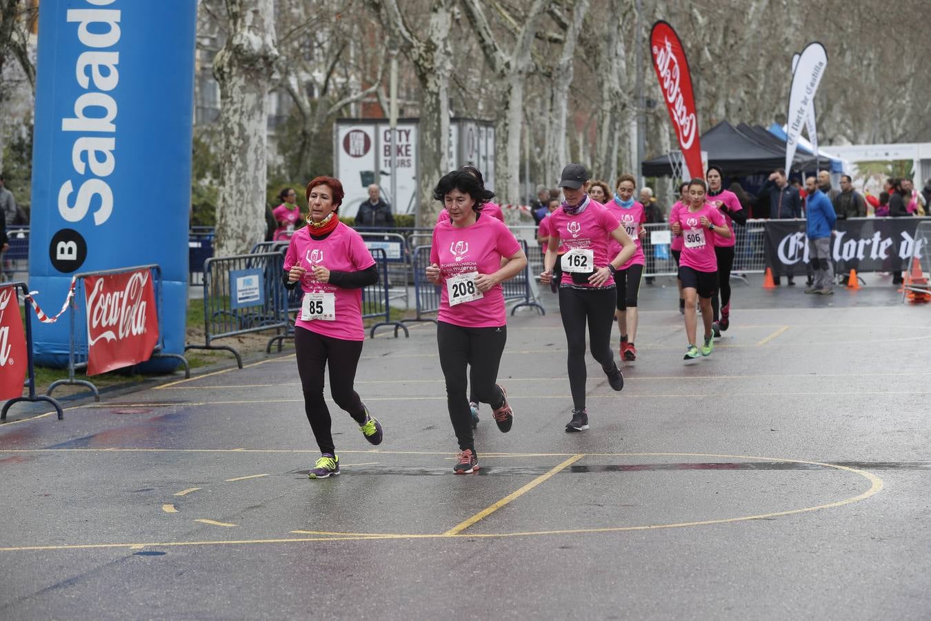 Más de 800 participantes se dieron cita en la Plaza Zorrilla para tomar parte de una marea rosa que tiñó de color las calles del centro de la ciudad