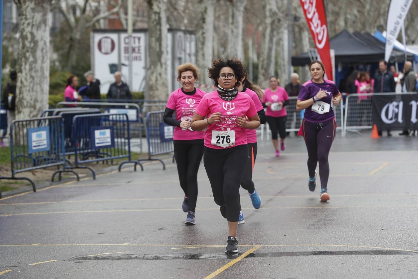 Más de 800 participantes se dieron cita en la Plaza Zorrilla para tomar parte de una marea rosa que tiñó de color las calles del centro de la ciudad