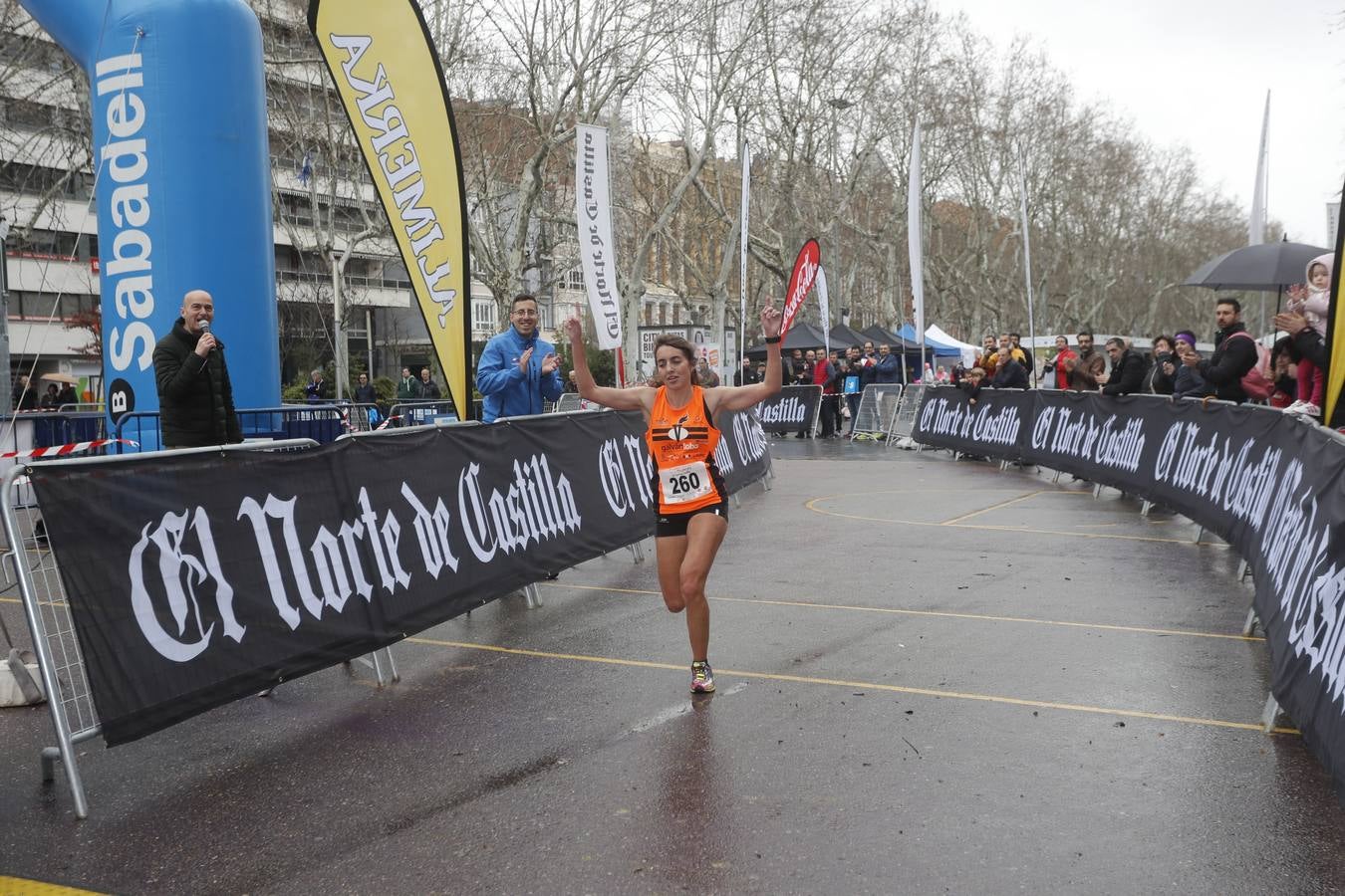 Más de 800 participantes se dieron cita en la Plaza Zorrilla para tomar parte de una marea rosa que tiñó de color las calles del centro de la ciudad