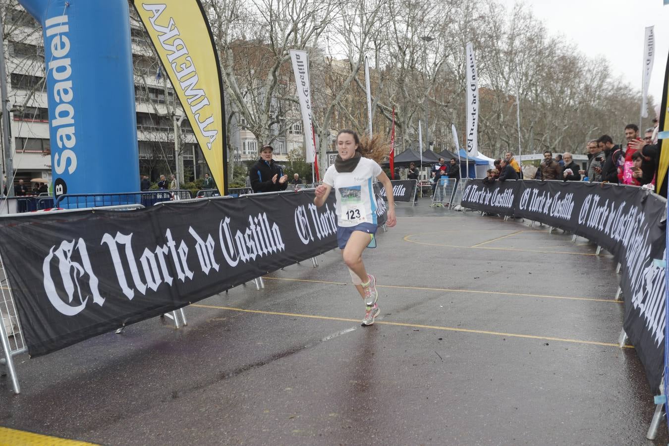 Más de 800 participantes se dieron cita en la Plaza Zorrilla para tomar parte de una marea rosa que tiñó de color las calles del centro de la ciudad