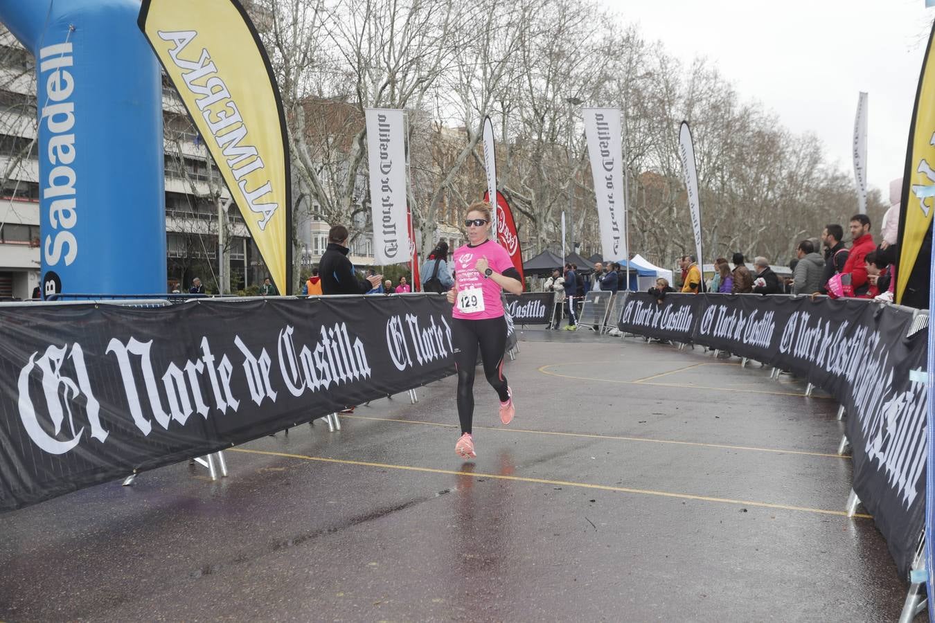 Más de 800 participantes se dieron cita en la Plaza Zorrilla para tomar parte de una marea rosa que tiñó de color las calles del centro de la ciudad