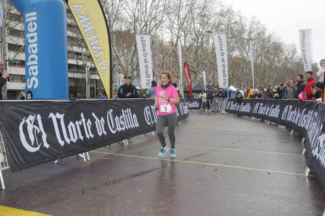 Más de 800 participantes se dieron cita en la Plaza Zorrilla para tomar parte de una marea rosa que tiñó de color las calles del centro de la ciudad