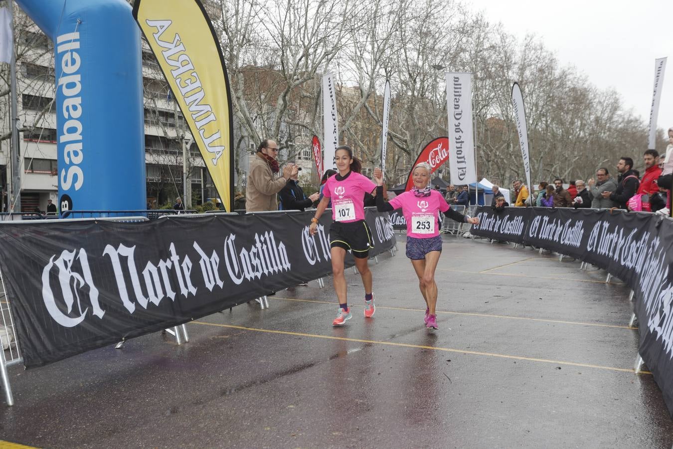 Más de 800 participantes se dieron cita en la Plaza Zorrilla para tomar parte de una marea rosa que tiñó de color las calles del centro de la ciudad