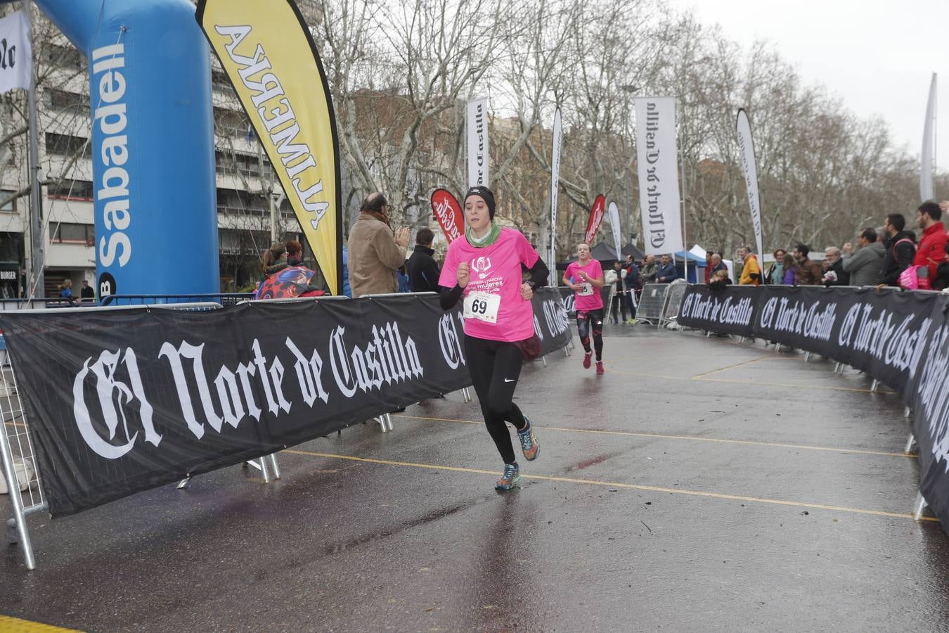 Más de 800 participantes se dieron cita en la Plaza Zorrilla para tomar parte de una marea rosa que tiñó de color las calles del centro de la ciudad