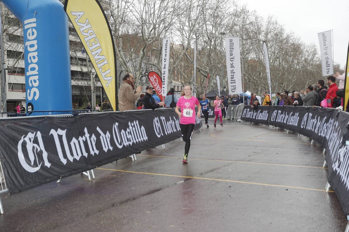 Más de 800 participantes se dieron cita en la Plaza Zorrilla para tomar parte de una marea rosa que tiñó de color las calles del centro de la ciudad