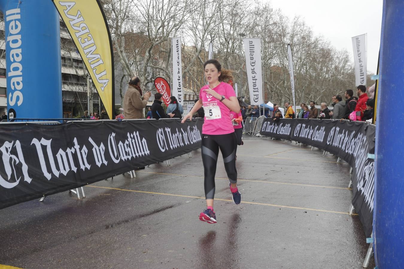 Más de 800 participantes se dieron cita en la Plaza Zorrilla para tomar parte de una marea rosa que tiñó de color las calles del centro de la ciudad