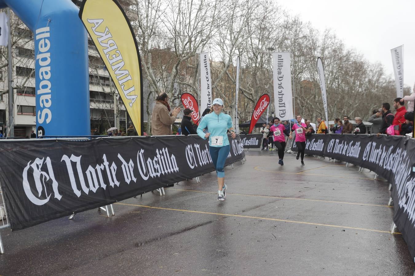 Más de 800 participantes se dieron cita en la Plaza Zorrilla para tomar parte de una marea rosa que tiñó de color las calles del centro de la ciudad