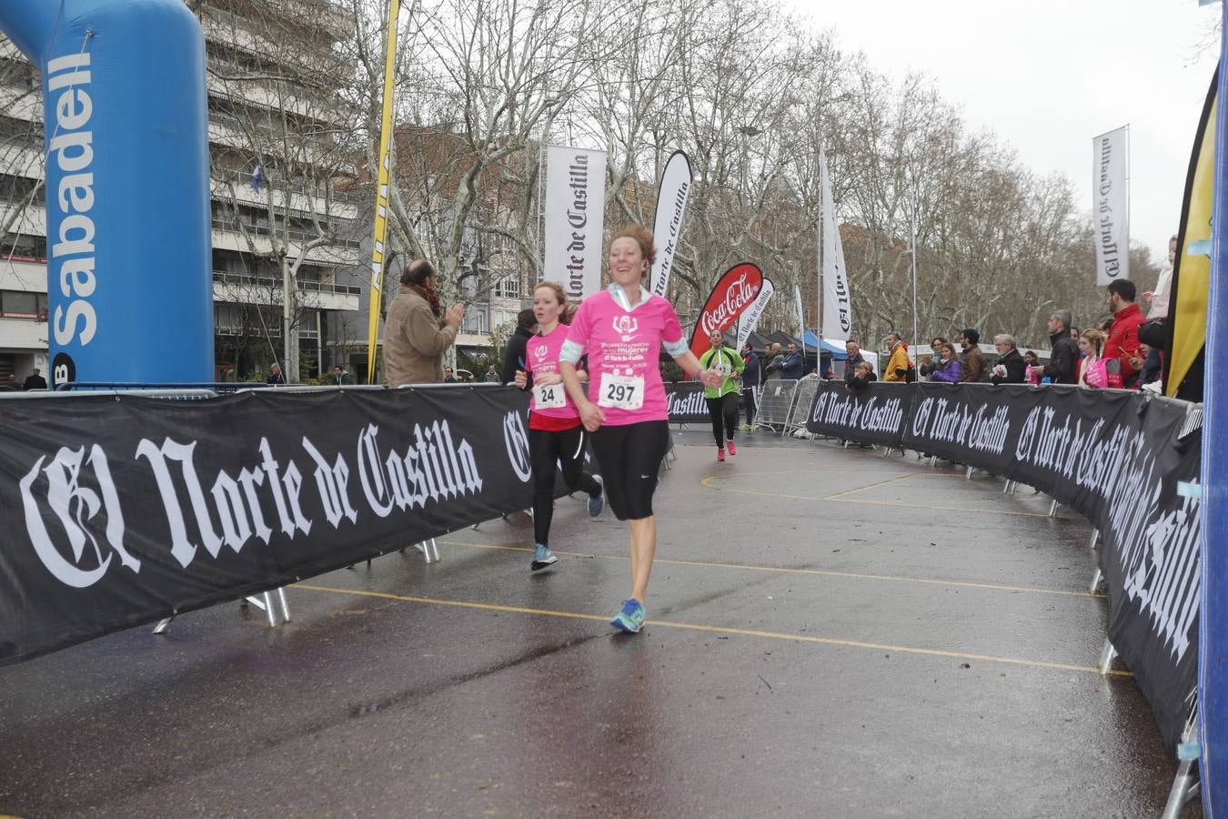 Más de 800 participantes se dieron cita en la Plaza Zorrilla para tomar parte de una marea rosa que tiñó de color las calles del centro de la ciudad