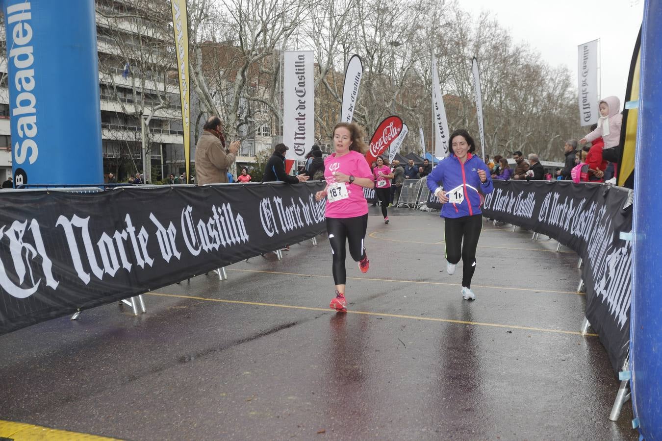 Más de 800 participantes se dieron cita en la Plaza Zorrilla para tomar parte de una marea rosa que tiñó de color las calles del centro de la ciudad