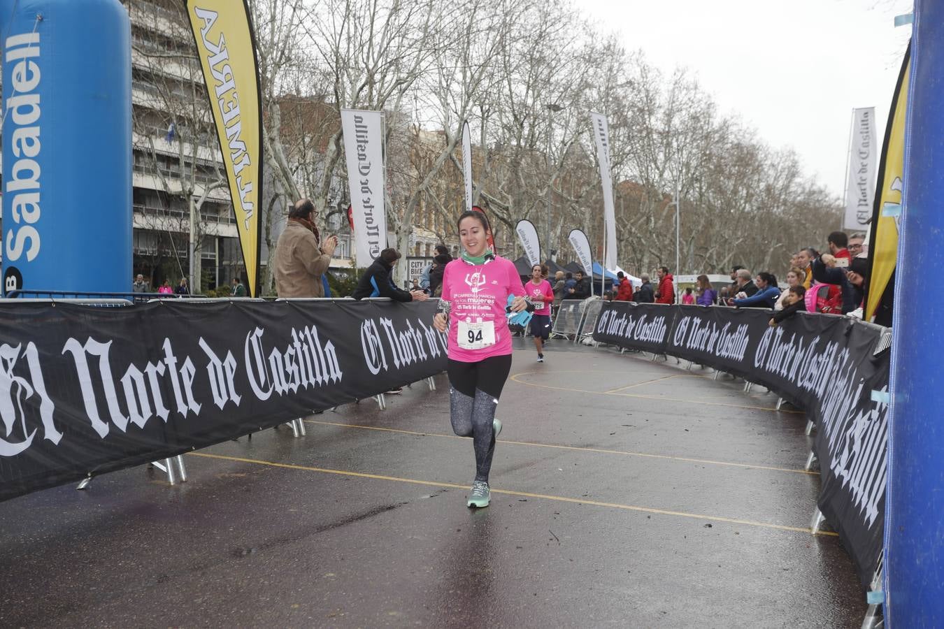 Más de 800 participantes se dieron cita en la Plaza Zorrilla para tomar parte de una marea rosa que tiñó de color las calles del centro de la ciudad