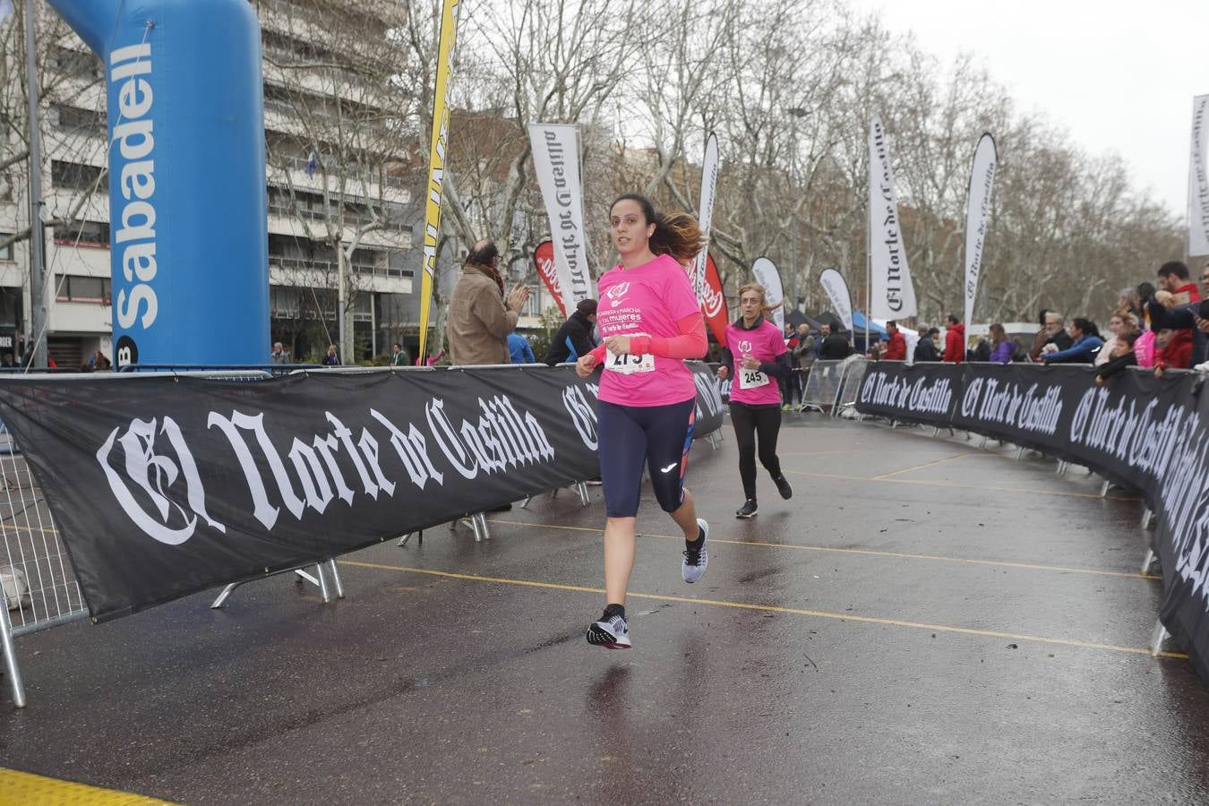 Más de 800 participantes se dieron cita en la Plaza Zorrilla para tomar parte de una marea rosa que tiñó de color las calles del centro de la ciudad