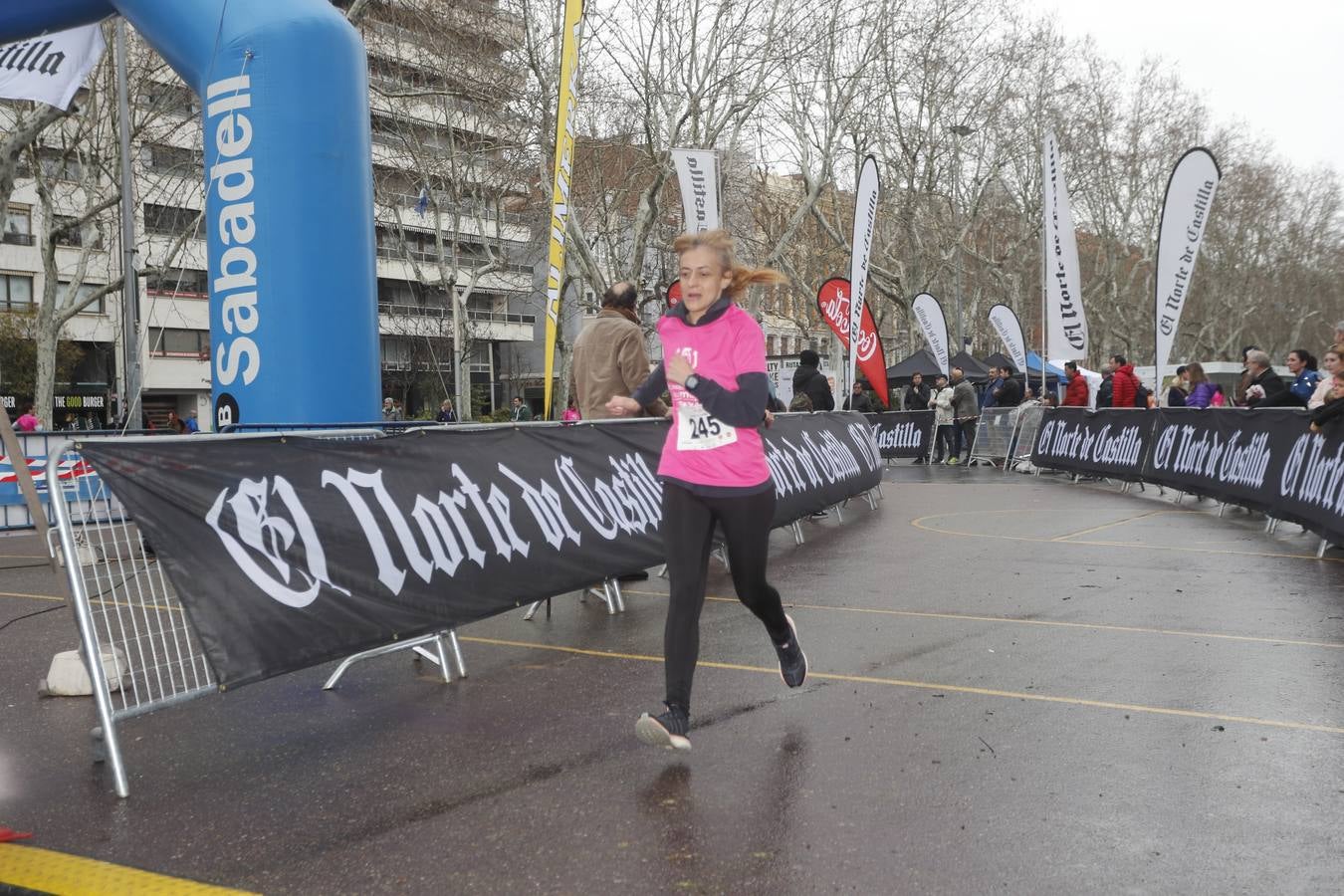 Más de 800 participantes se dieron cita en la Plaza Zorrilla para tomar parte de una marea rosa que tiñó de color las calles del centro de la ciudad