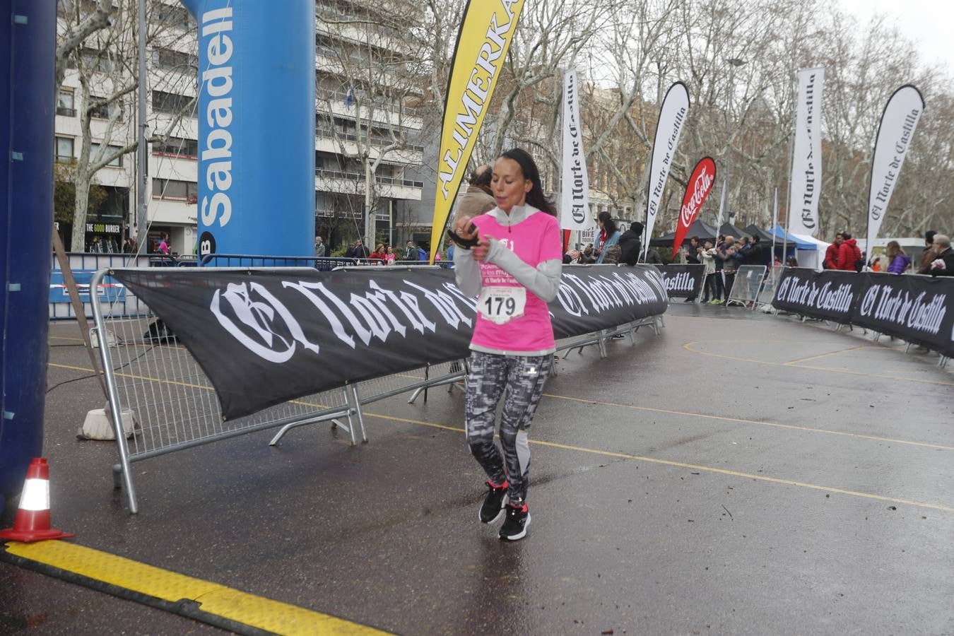 Más de 800 participantes se dieron cita en la Plaza Zorrilla para tomar parte de una marea rosa que tiñó de color las calles del centro de la ciudad