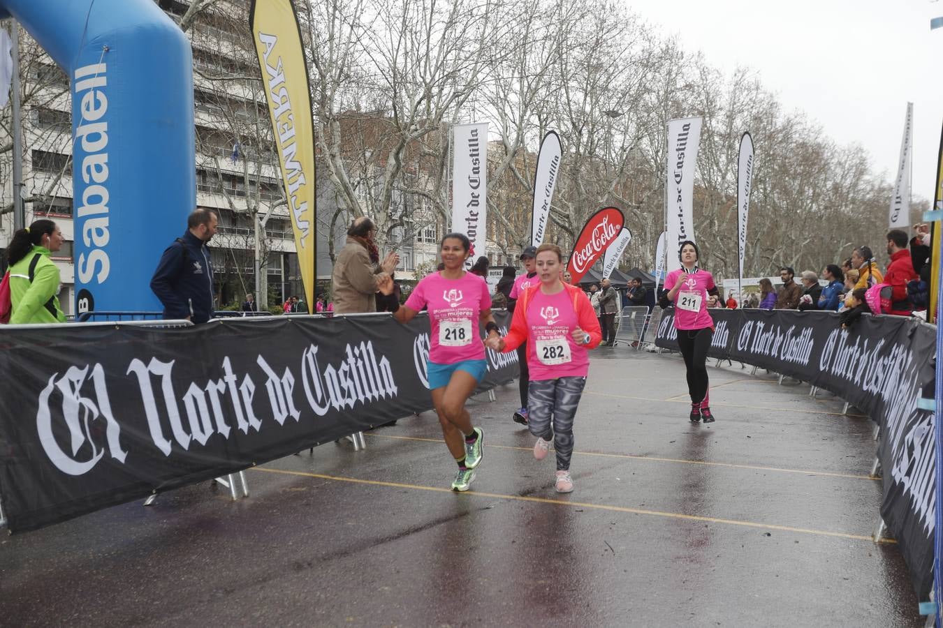 Más de 800 participantes se dieron cita en la Plaza Zorrilla para tomar parte de una marea rosa que tiñó de color las calles del centro de la ciudad