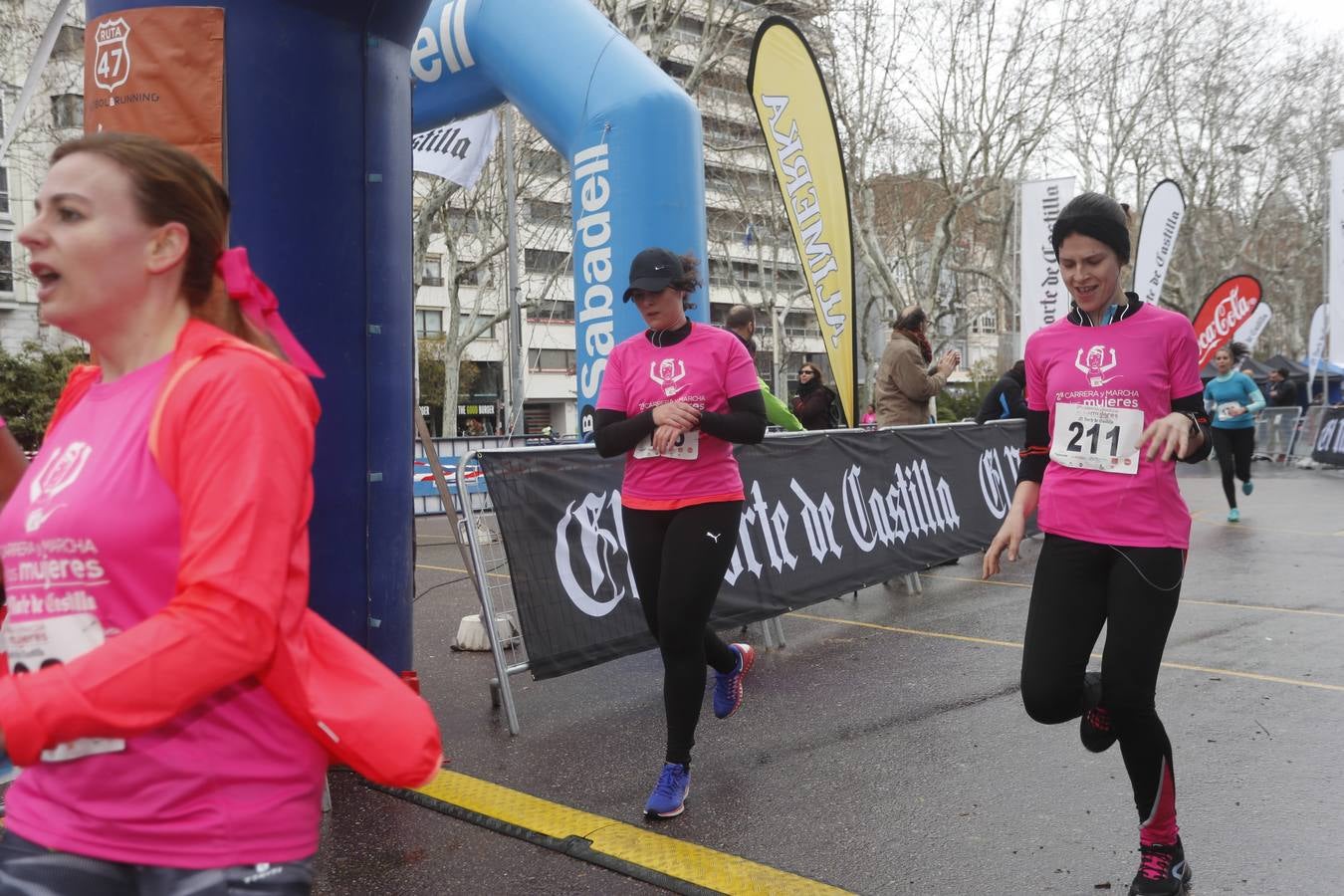 Más de 800 participantes se dieron cita en la Plaza Zorrilla para tomar parte de una marea rosa que tiñó de color las calles del centro de la ciudad