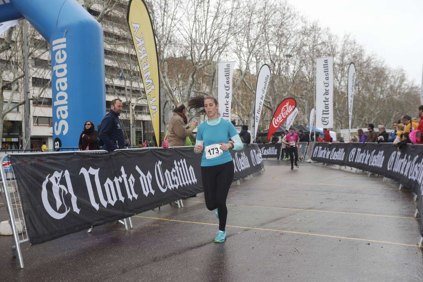 Más de 800 participantes se dieron cita en la Plaza Zorrilla para tomar parte de una marea rosa que tiñó de color las calles del centro de la ciudad