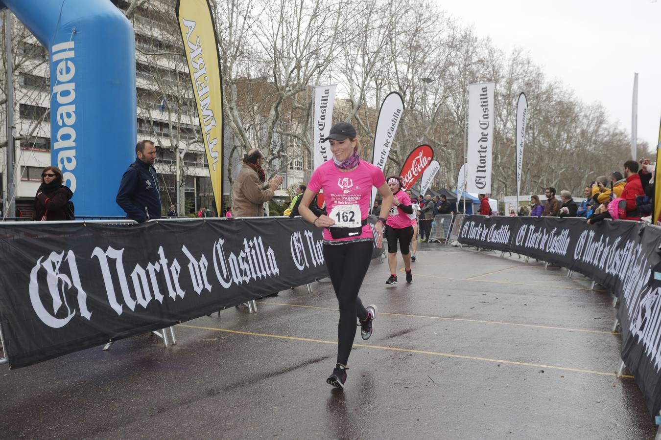 Más de 800 participantes se dieron cita en la Plaza Zorrilla para tomar parte de una marea rosa que tiñó de color las calles del centro de la ciudad