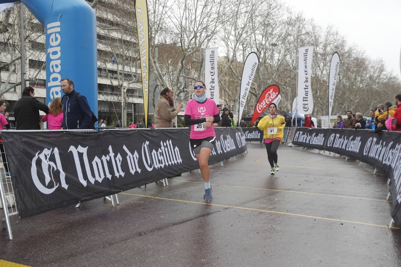 Más de 800 participantes se dieron cita en la Plaza Zorrilla para tomar parte de una marea rosa que tiñó de color las calles del centro de la ciudad