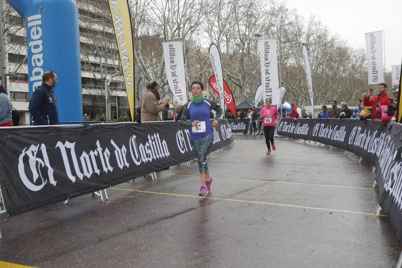 Más de 800 participantes se dieron cita en la Plaza Zorrilla para tomar parte de una marea rosa que tiñó de color las calles del centro de la ciudad