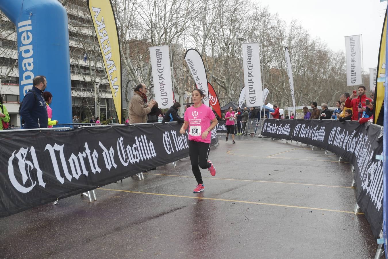 Más de 800 participantes se dieron cita en la Plaza Zorrilla para tomar parte de una marea rosa que tiñó de color las calles del centro de la ciudad