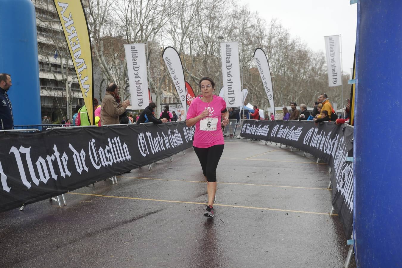 Más de 800 participantes se dieron cita en la Plaza Zorrilla para tomar parte de una marea rosa que tiñó de color las calles del centro de la ciudad