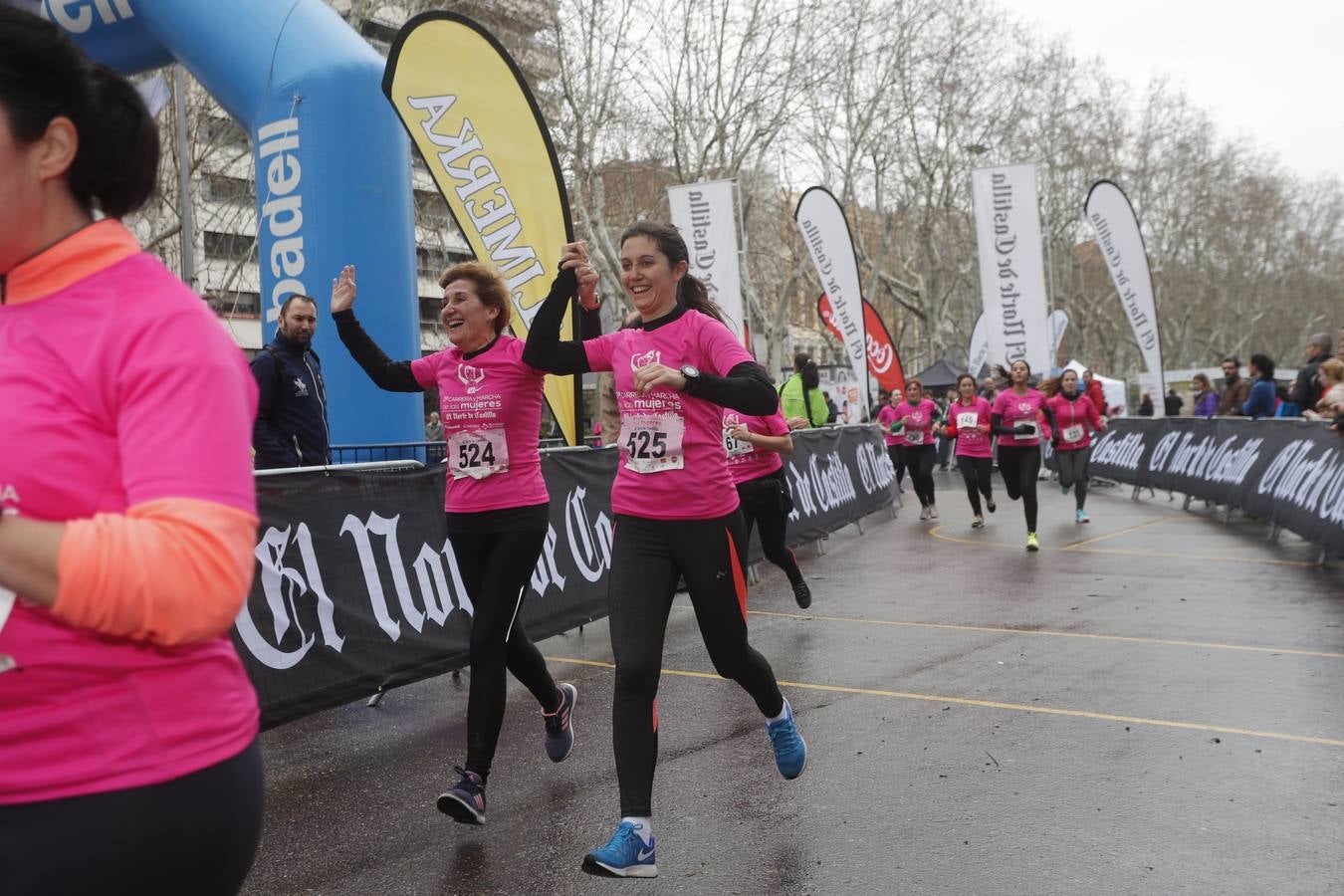 Más de 800 participantes se dieron cita en la Plaza Zorrilla para tomar parte de una marea rosa que tiñó de color las calles del centro de la ciudad