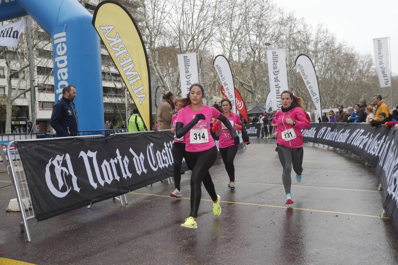 Más de 800 participantes se dieron cita en la Plaza Zorrilla para tomar parte de una marea rosa que tiñó de color las calles del centro de la ciudad