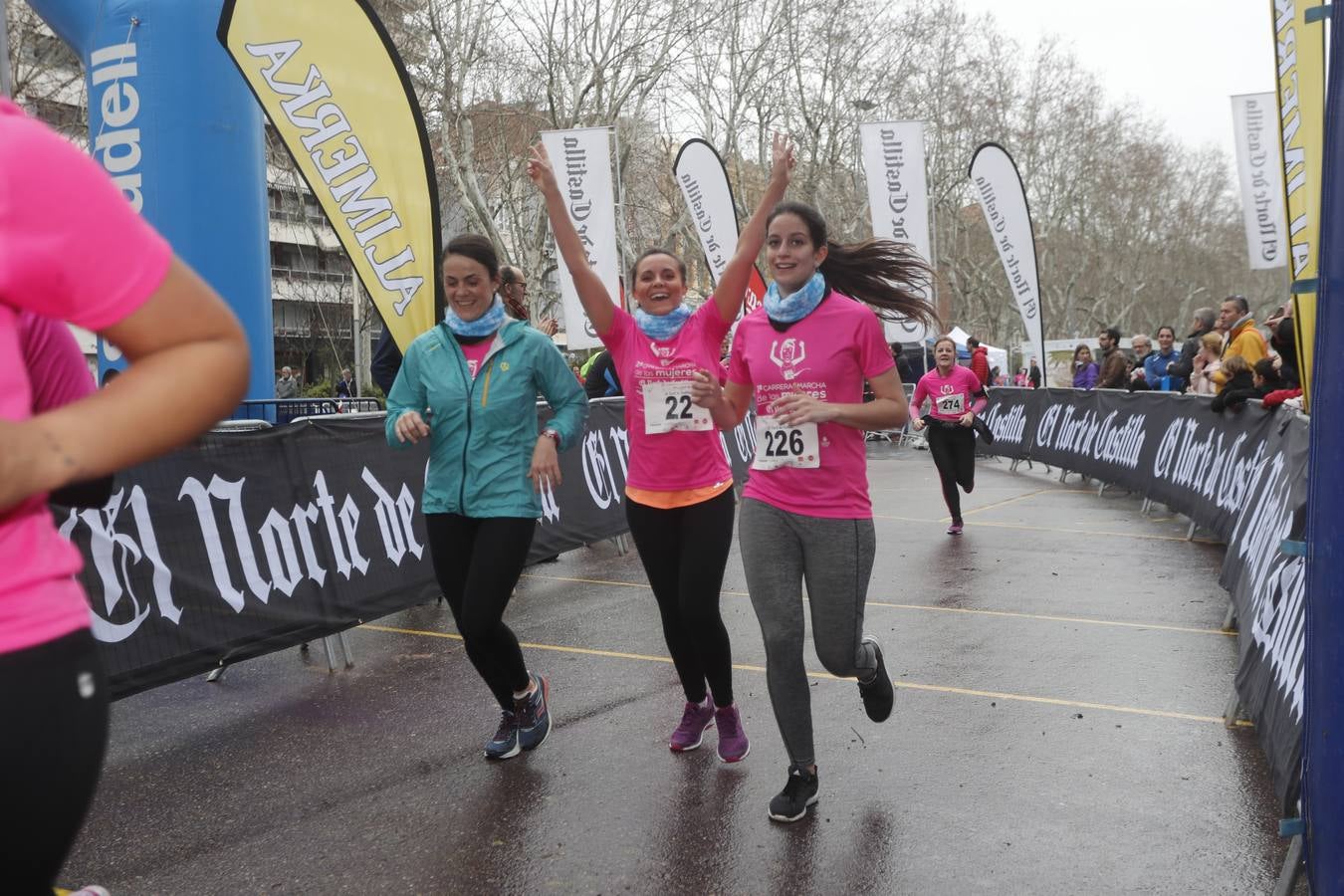 Más de 800 participantes se dieron cita en la Plaza Zorrilla para tomar parte de una marea rosa que tiñó de color las calles del centro de la ciudad