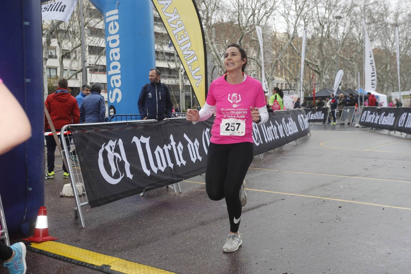 Más de 800 participantes se dieron cita en la Plaza Zorrilla para tomar parte de una marea rosa que tiñó de color las calles del centro de la ciudad